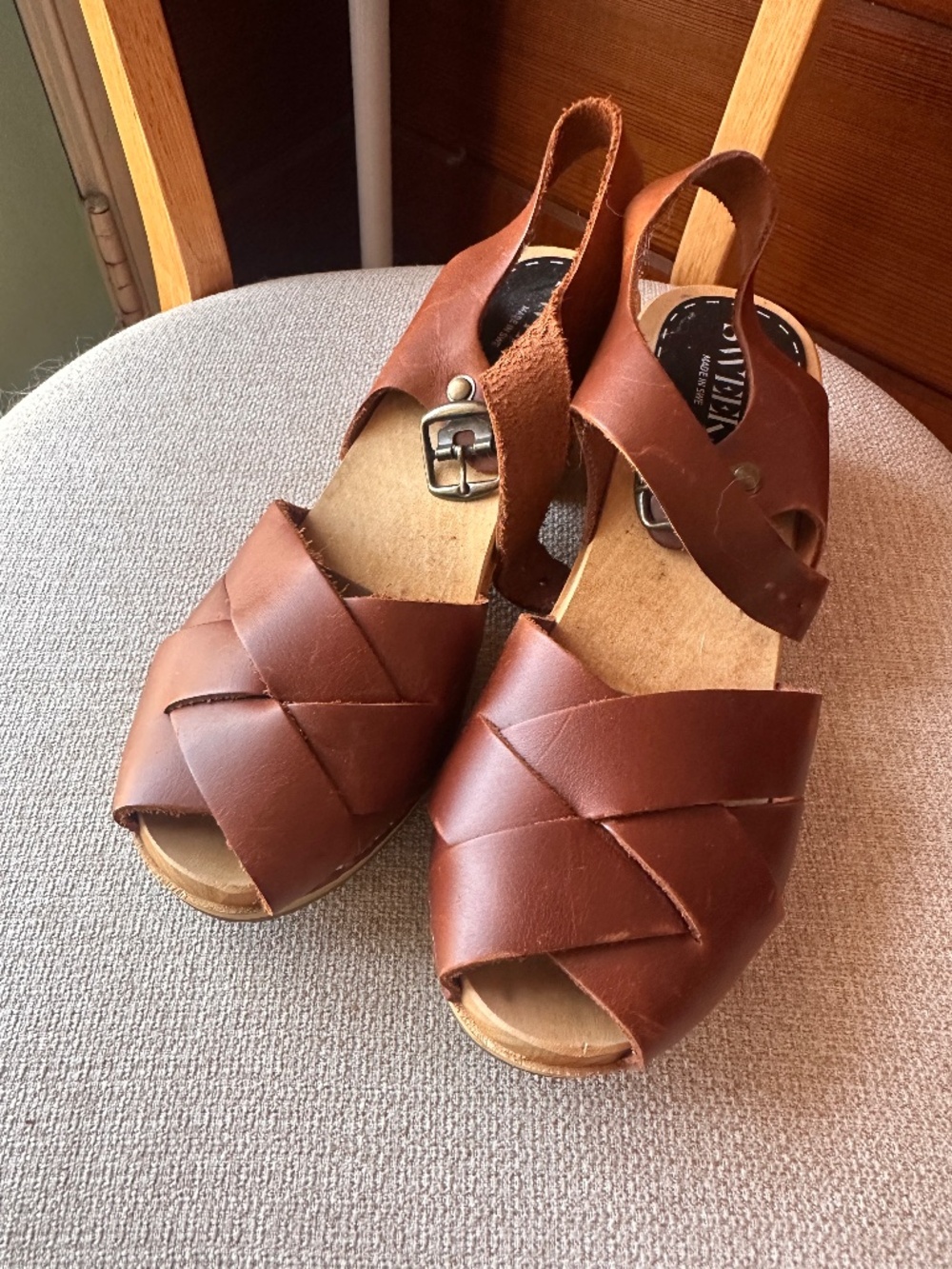 crisscross ankle strap clogs